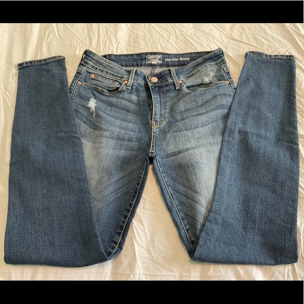 Distressed skinny jeans